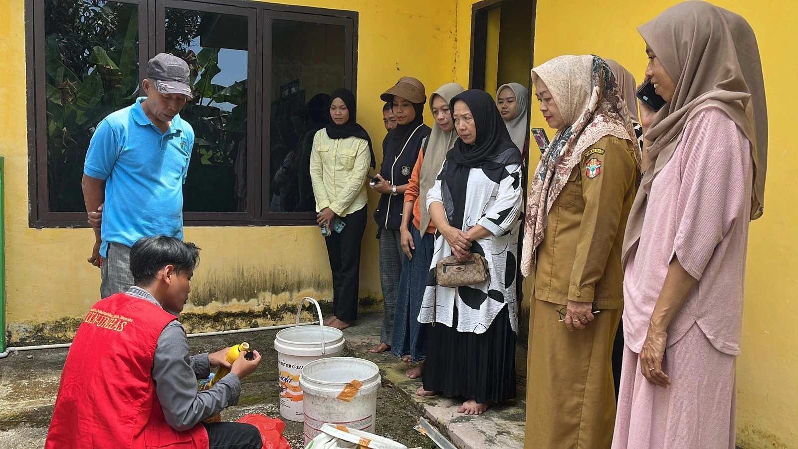  Para petani dan peternak dari Kelurahan Sompe, Wajo, tampak antusias mempraktikkan cara pembuatan pupuk kompos dari kotoran sapi yang diperagakan oleh Mahasiswa KKN Unhas. Dengan peralatan sederhana, mereka belajar mengolah limbah menjadi 